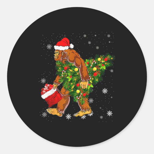 Sticker Rond Bigfoot Carrying Christmas Tree Sasquatch Believer (Devant)