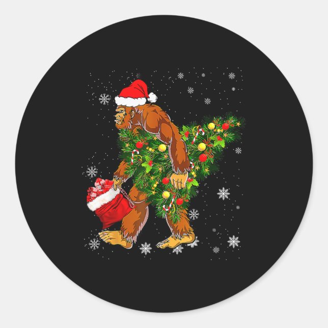 Sticker Rond Bigfoot Carrying Christmas Tree Sasquatch Believer (Devant)
