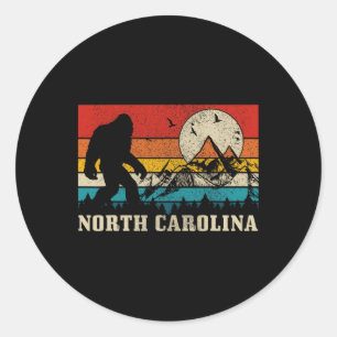 Sticker Rond Bigfoot de Caroline du Nord Montagnes Vintage Rand