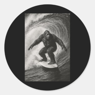 Sticker Rond Bigfoot drôle de surf selfie en mer sur planche de