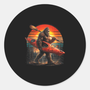 Sticker Rond Bigfoot drôle en kayak au coucher du soleil rétro