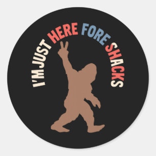 Sticker Rond Bigfoot Drôle Je Suis Juste Ici Pour Les Snacks Re