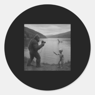 Sticker Rond Bigfoot Et Alien À Loch Ness _1