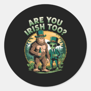 Sticker Rond Bigfoot et alien buvant de la bière drôle St. Patr