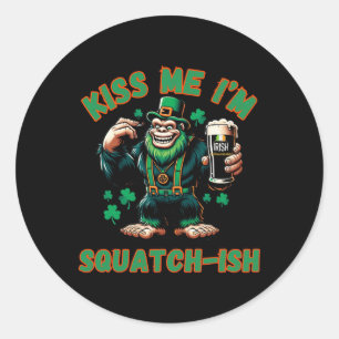 Sticker Rond Bigfoot irlandais - Embrasse-moi St Patrick - Drôl