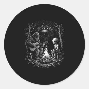 Sticker Rond Bigfoot jouant de la guitare au feu de camp alien 