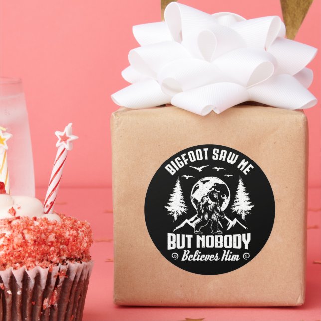 Sticker Rond Bigfoot M'A Vu Mais Personne Ne Le Croit Sasquatch (Fête)