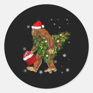 Sticker Rond Bigfoot portant Noël Arbre Sasquatch Croyant
