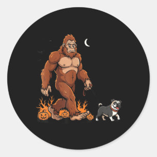 Sticker Rond Bigfoot Pug qui marche Halloween Chien Sasquatch D