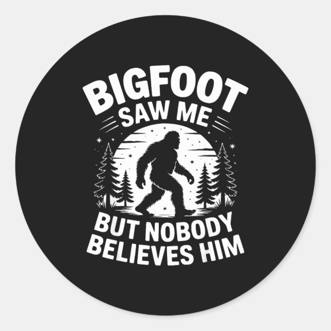 Sticker Rond Bigfoot Saw Me But Nobody Believes Him Humor Funny (Devant)