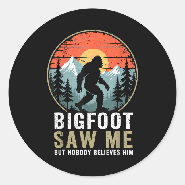 Sticker Rond Bigfoot Saw Me But Nobody Believes Him Humor Funny (Devant)