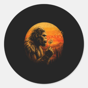 Sticker Rond Bigfoot soufflant un pissenlit forêt rétro au couc