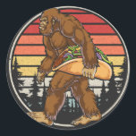 Sticker Rond Bigfoot transportant Taco<br><div class="desc">Bigfoot transportant Taco Drôle Cinco de Mayo Garçons Hommes Sasquatch Famille Correspondant Design Cadeau Classic Sticker Classic Round Collection Classique.</div>