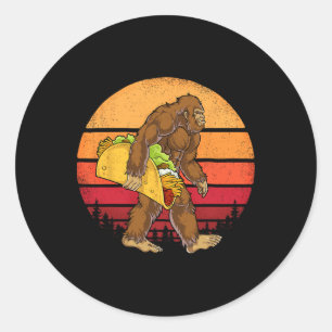 Sticker Rond Bigfoot transportant Taco Drôle Cinco De Mayo Garç