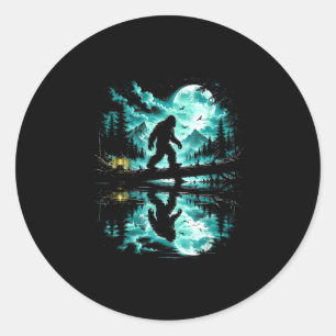 Sticker Rond Bigfoot traversant le reflet des arbres de la forê