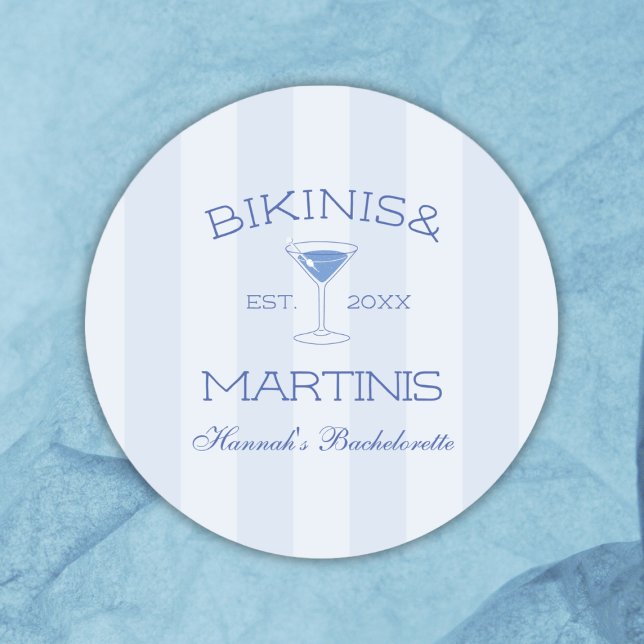 Sticker Rond Bikinis et Martinis Soirée de Fille à la Plage (Bikinis And Martinis Beach Bachelorette Party Classic Round Sticker)