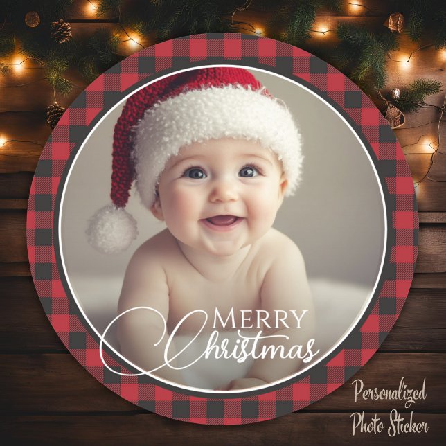 Sticker Rond Bison rouge et noir Plaid Joyeux Noël Photo (Red & Black Buffalo Plaid Merry Christmas Photo Classic Round Sticker)