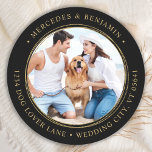 Sticker Rond Black Gold Mariage Custom Photo Return Adresse<br><div class="desc">Ajoutez la touche finale à vos invitations de mariage avec cette photo personnalisée, et des étiquettes de adresse personnalisés. Customisez avec votre photo, vos noms et votre adresse préférés. Ces étiquettes de adresse simples peuvent être utilisés pour n'importe quelle occasion. DROIT D'AUTEUR © 2020 Judy Burrows, Black Dog Art -...</div>