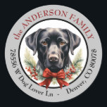 Sticker Rond Black Labrador Retriers Christmas Retours Adresse<br><div class="desc">Un beau portrait d'un chien de Labrador Retriever noir qui surplombe une touffe de pin, une baie rouge et une demi-couronne d'arc rouge est au centre de cet autocollant d'adresse de retour. L'image est placée sur un arrière - plan blanc et encadrée en gris argenté. Le texte en rouge et...</div>