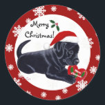 Sticker Rond Black Labrador Retriever Christmas Snowflo<br><div class="desc">Peinture murale et mignonne Labrador Retriever peinte par Naomi Ochiai du Japon. Un adorable Black Labrador Puppy joue avec un jouet de coeur ! Créé par une belle peinture. De beaux cadeaux de Noël pour les fans du Black Lab ! ! Vous pouvez customiser du texte pour des cartes de...</div>