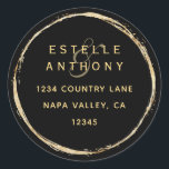 Sticker Rond Black Rustic Gold Circle Ampersand Adresse de reto<br><div class="desc">Cet autocollant d'adresse de retour présente un cadre faux cercle or avec une élégante esperluette et une calligraphie simple avec un arrière - plan noir.</div>