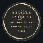 Sticker Rond Black Rustic Gold Circle Ampersand Adresse de reto<br><div class="desc">Cet autocollant d'adresse de retour présente un cadre faux cercle or avec une élégante esperluette et une calligraphie simple avec un arrière - plan noir.</div>