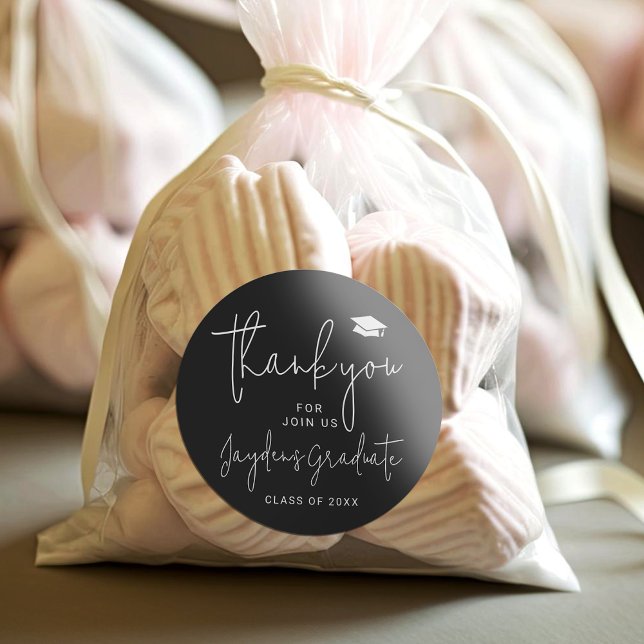 Sticker Rond Black Simple Modern Script Diplômé merci (Black Simple Modern Script Graduate thank you Classic Round Sticker)