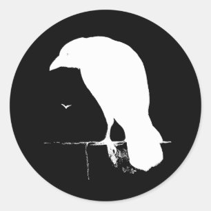 Sticker Rond Blanc vintage de silhouette de Raven sur le noir -