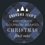 Sticker Rond Bleu Buffalo Plaid Christmas Tree Cadeau<br><div class="desc">La touche de finition parfaite pour vos cadeaux de vacances, cet autocollant personnalisé présente des formes d'arbre de Noël blanc au-dessus facile à modifier texte sur un arrière - plan vintage à motif de buffle bleu et noir. De multiples lignes de texte font de cet autocollant l'outil idéal pour étiqueter...</div>