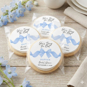 Sticker Rond Bleu C'est Elle Qui Noue le Nœud Cadeau de la Fête