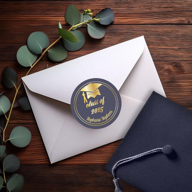 Sticker Rond Bleu Élégant | Or Diplômé 2023 Cap Chapeau de Dipl (Elegant Blue and Gold Tone Grad Cap Graduation Class of 2025 Classic Round Stickers)