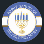 Sticker Rond Bleu | Gold Menorah Happy Hanoukka Classic Round<br><div class="desc">Menorah aux tons or et argent avec des bougies Bleues et l'étoile dorée de David "Happy Hanoukka" design original par Holiday Hearts Designs (tous droits réservés).</div>