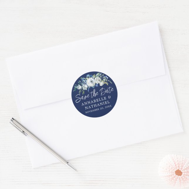 Sticker Rond Bleu marine blanc floral Hiver Enregistrez la Date (Enveloppe)