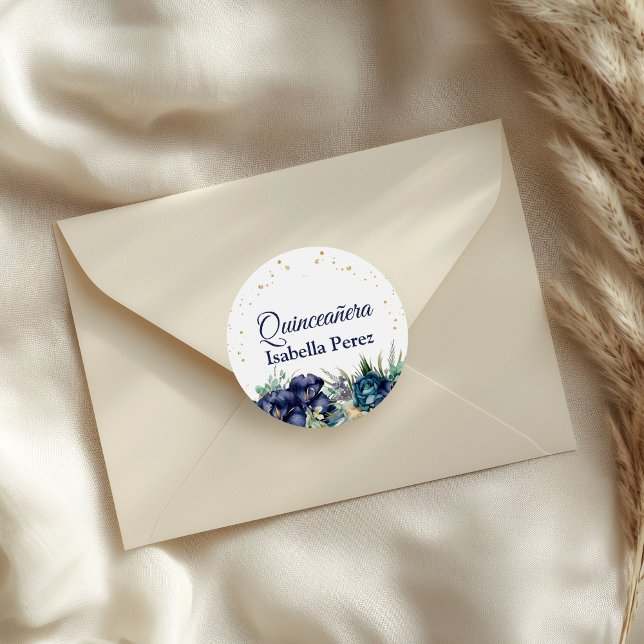 Sticker Rond Bleu marine floral et paillettes dorées Quinceaner (Navy Blue Floral and Gold Glitter Quinceanera Classic Round Sticker on an elegant envelope)