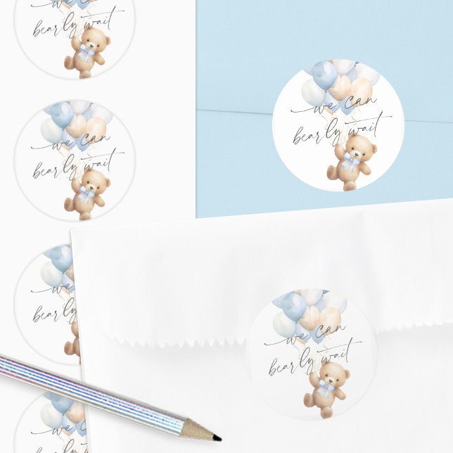 Sticker Rond Bleu moderne Bearly Attendre bébé garçon douche ga (Blue We Can Bearly Wait, baby Boy Shower Envelope Seals.)
