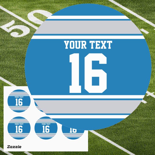 Sticker Rond Bleu personnalisé et bandes de sport argent (Custom Text Blue and Silver Jersey Sport Stripes Round Sticker)