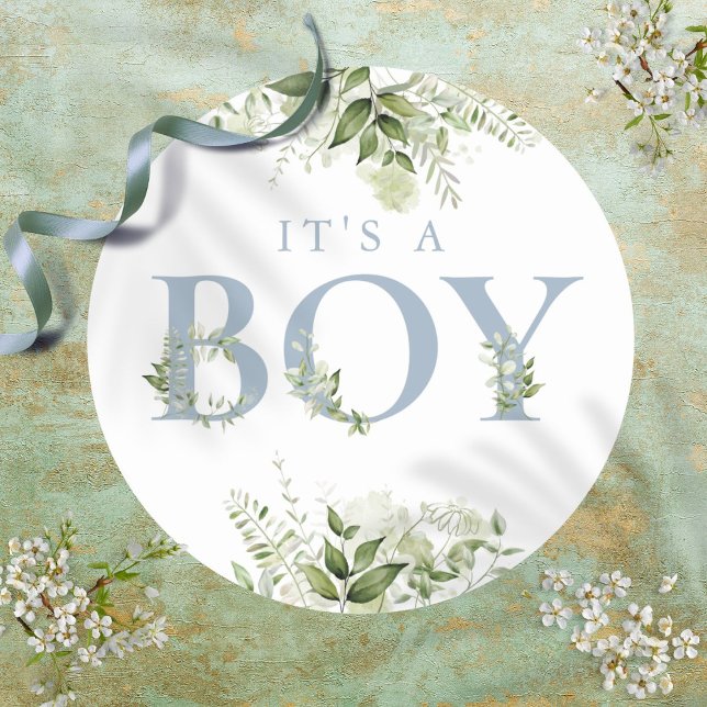 Sticker Rond Bleu Poussiéreux C'est un Garçon Floral de Verdure (Dusty Blue Its A Boy Greenery Floral Baby Shower Classic Round Sticker)
