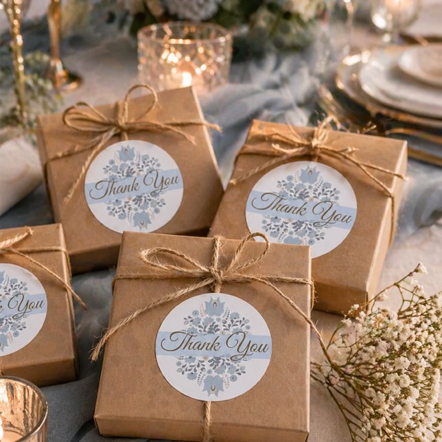 Sticker Rond Bleu Poussiéreux Floral Folk Merci (Wedding favor packaging with elegant dusty blue thank you stickers for romantic weddings)