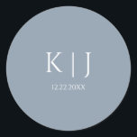 Sticker Rond Bleu Poussiéreux Monogramme Initial Minimal Tendan<br><div class="desc">Imprimé avec des initiales de monogramme pour les couples dans une couleur bleu poussiéreux personnalisée,  super pour les mariages,  les fiançailles,  les anniversaires,  etc. (que vous pouvez éditer,  modifier et personnaliser) dans un design simple et élégant !</div>
