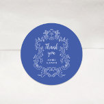Sticker Rond Bleu royal | Vintage Baroque Frame Mariage<br><div class="desc">Ces stickers de mariage élégants et luxueux disposent d'un cadre d'art vintage avec un style baroque orné. Le design est blanc sur un arrière - plan bleu. La calligraphie de script moderne qui dit "merci", et le texte classique avec vos noms, en font un choix contemporain élégant et à jour...</div>