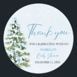 Sticker Rond Blue Bows Christmas Tree Girl Baby shower d'hiver<br><div class="desc">L'Autocollant classique Baby shower d'hiver Blue Bows Christmas Tree Girl ajoute une touche fantaisiste à votre baby shower d'hiver ! Doté d'un arc bleu délicat et d'un arbre de Noël festif, cet autocollant est parfait pour célébrer une petite fille dans un style douillet et saisonnier. Utilisez-le sur des faveurs, des...</div>