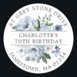 Sticker Rond Blue Floral 70th Birthday Adresse de retour Label<br><div class="desc">Ajoutez une touche spéciale à vos enveloppes d'invitation d'anniversaire avec ce design rond élégant. Il dispose d'un bouquet de roses bleus poussiéreux et de pivoines au centre. Les feuilles d'eucalyptus bleus lui donnent une ambiance botanique rustique. Le nom et l'anniversaire sont écrits au centre sur une bande blanche, et l'adresse...</div>