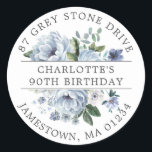 Sticker Rond Blue Floral 90th Birthday Adresse de retour Label<br><div class="desc">Ajoutez une touche spéciale à vos enveloppes d'invitation d'anniversaire avec ce design rond élégant. Il dispose d'un bouquet de roses bleus poussiéreux et de pivoines au centre. Les feuilles d'eucalyptus bleus lui donnent une ambiance botanique rustique. Le nom et l'anniversaire sont écrits au centre sur une bande blanche, et l'adresse...</div>