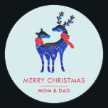 Sticker Rond Blue Nordic Christmas Reindeer Pair<br><div class="desc">Autocollants de Noël personnalisés avec un arrière - plan bleu vert clair. Illustré par une paire de cerfs bleus scandinaves portant des foulards rouges. Avec des marquages décoratifs sur le corps.</div>