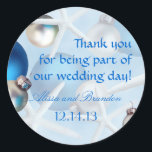 Sticker Rond Blue Starfish Tropical Christmas Wedding Labels<br><div class="desc">Marques de noces tropicales rondes à thème Noël. Merci aux invités avec des autocollants de service personnalisés. Des ornements d'étoiles de mer blanches et de maras bleus recouvrent l'arrière - plan de texte modèle bleu. Inclure les noms de la mariée,  du marié et de la date du mariage.</div>