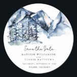 Sticker Rond Blue Watercolor Mountain Rustic Boho Enregistrer l<br><div class="desc">Blue Watercolor Mountain Rustic Boho Save the Date Sticker Carré avec un magnifique paysage de montagne aquarelle avec de grands pins à feuillage persistant, script manuscrit et typographie moderne pour une sensation propre et minimaliste. Si l'emplacement de votre mariage est une ville et un état plus longs que ce que...</div>