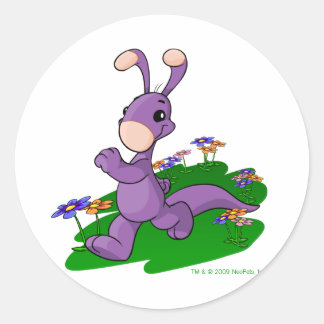 Sticker Rond Blumaroo pourpre défilant à travers l'île de Roo