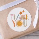 Sticker Rond Boho arc-en-ciel et soleil Merci coloré<br><div class="desc">aquarelle coloré "merci" boho arc-en-ciel,  soleil et étoiles autocollant. Parfait pour les baby showers,  anniversaires et plus ! Sexe neutre</div>