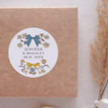 Sticker Rond Boho Blue Yellow Ribbons Floral Wedding Favoriser<br><div class="desc">Autocollant Boho et rustique pour mariage avec illustration dessinée à la main des arcs et des fleurs dans les couleurs bleu et jaune.</div>