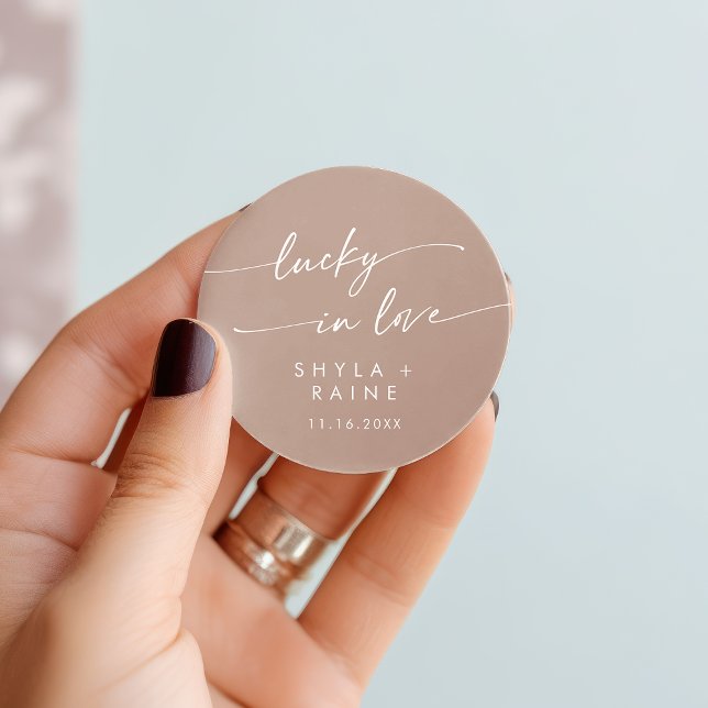 Sticker Rond Boho Chic Neutre Taupe Lucky En Amour Favoriser (Boho Chic Neutral Taupe Lucky In Love Favor Classic Round Sticker)